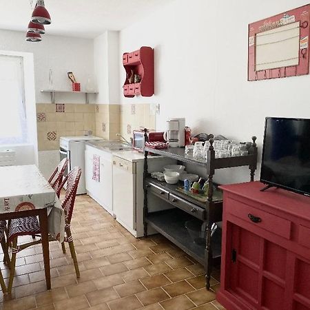 Studio en rez-de-chaussée tout équipé Jullianges Extérieur photo