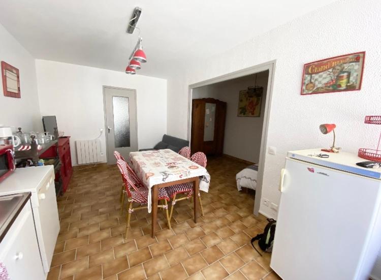 Studio en rez-de-chaussée tout équipé Jullianges Extérieur photo